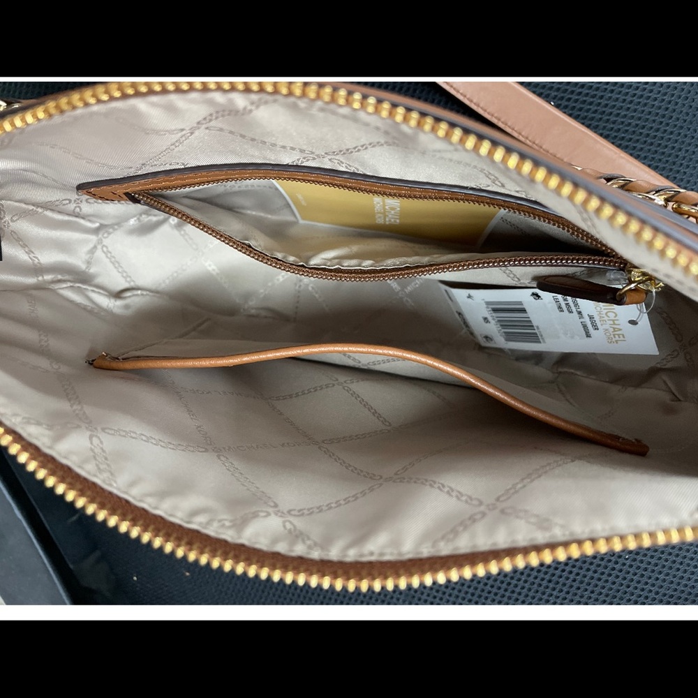 New🔥Michael Kors nice purse - Picture 8 of 8